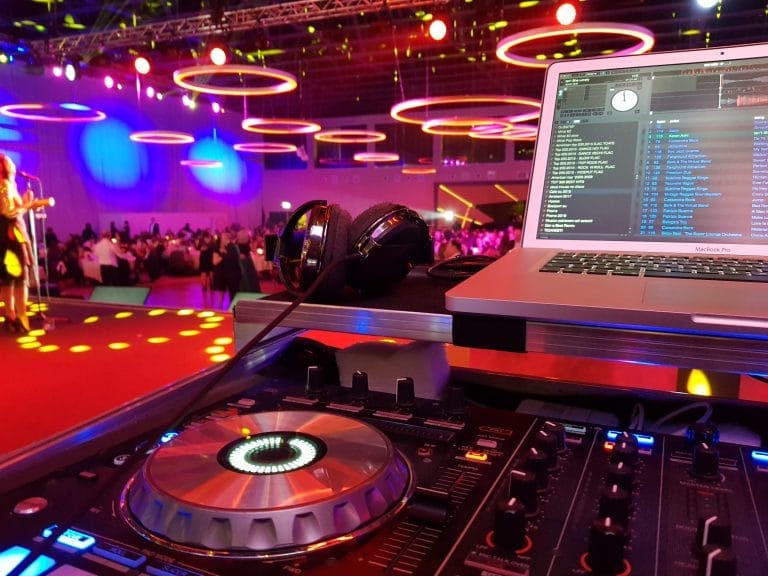 Pupitru DJ PartyDJ într-un ballroom elegant
