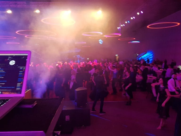Ring de dans într-un ballroom, cu fum și lumini PartyDJ