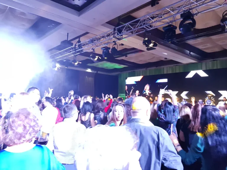 Invitați în fața scenei cu lumini pe schelă la un eveniment de companie