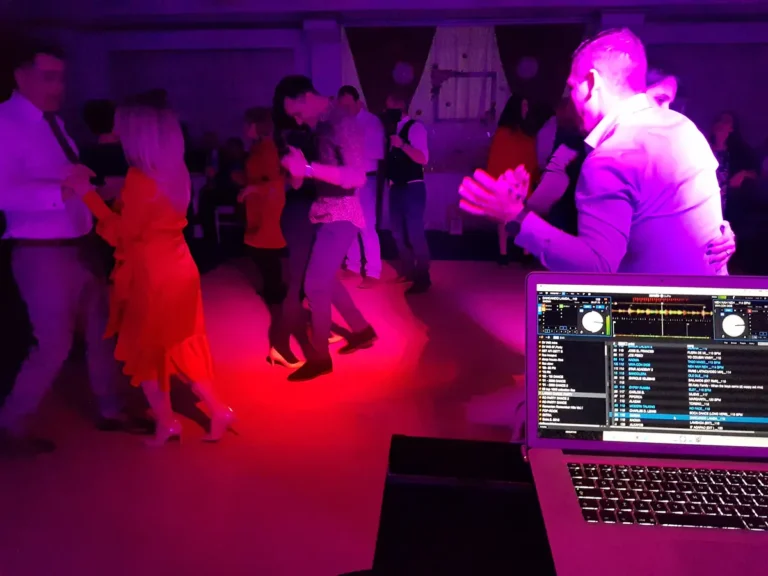Invitați dansând lângă pupitrul DJ la o petrecere privată