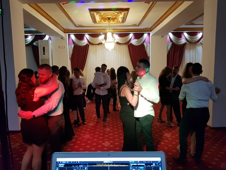 Cupluri dansând lent la o aniversare într-un restaurant