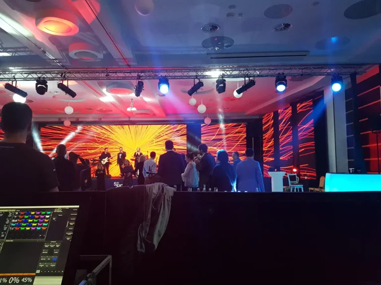 Gală corporate cu scenă și ecran LED, sonorizare și lumini PartyDJ
