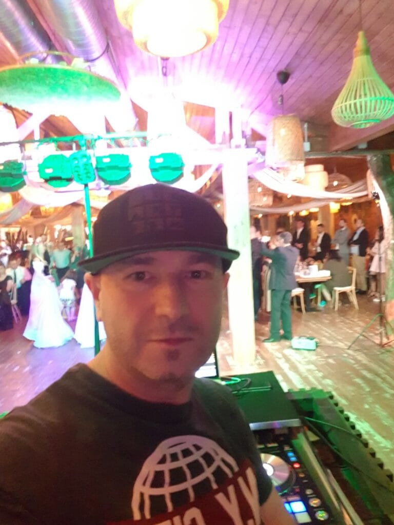 DJ Nicky la o nuntă, cu mireasa pe ringul de dans