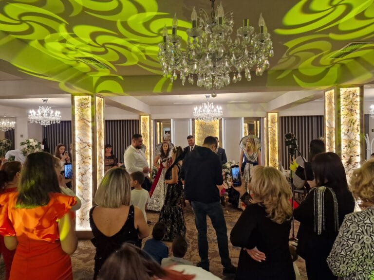 Sală elegantă pregătită pentru eveniment de botez