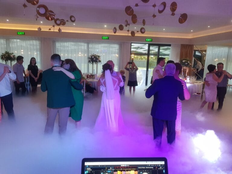 Dansul mirilor în fum greu la o nuntă cu DJ PartyDJ