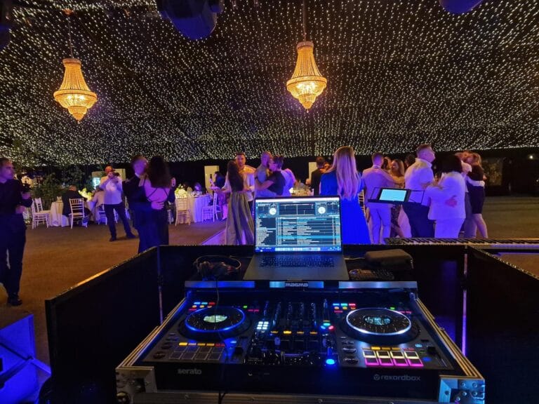 Pupitru DJ Pioneer montat la o nuntă într-o sală elegantă