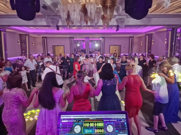 Invitați la horă la o nuntă cu DJ PartyDJ